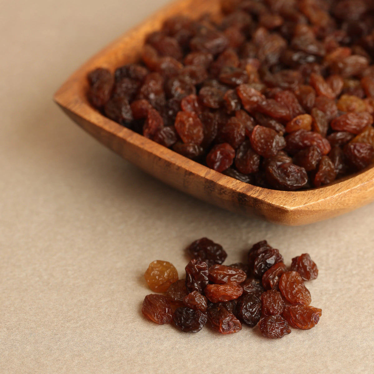 Sultana raisins with a naturally sweet fruity flavor