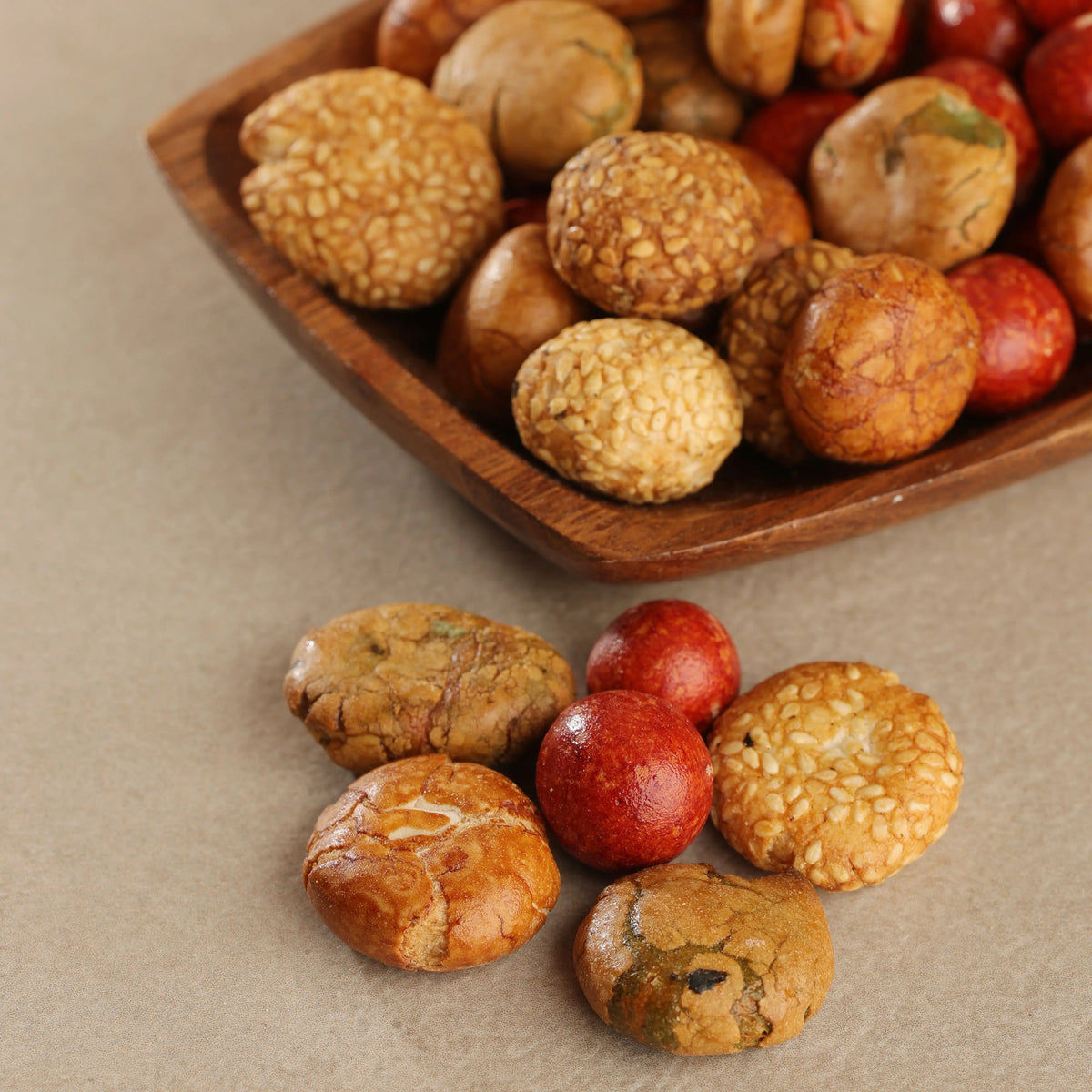 Japanese cracker mix with assorted crunchy and colorful pieces Noix Noix