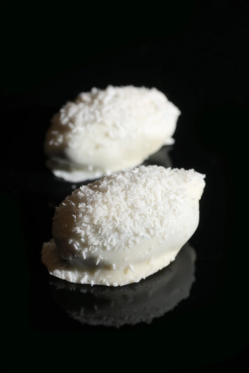 Dattes Khudri à la noix de coco enrobées de chocolat blanc belge