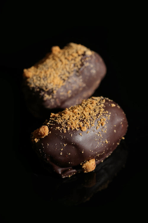 Dattes Khudri au beurre de lotus enrobées de chocolat noir belge